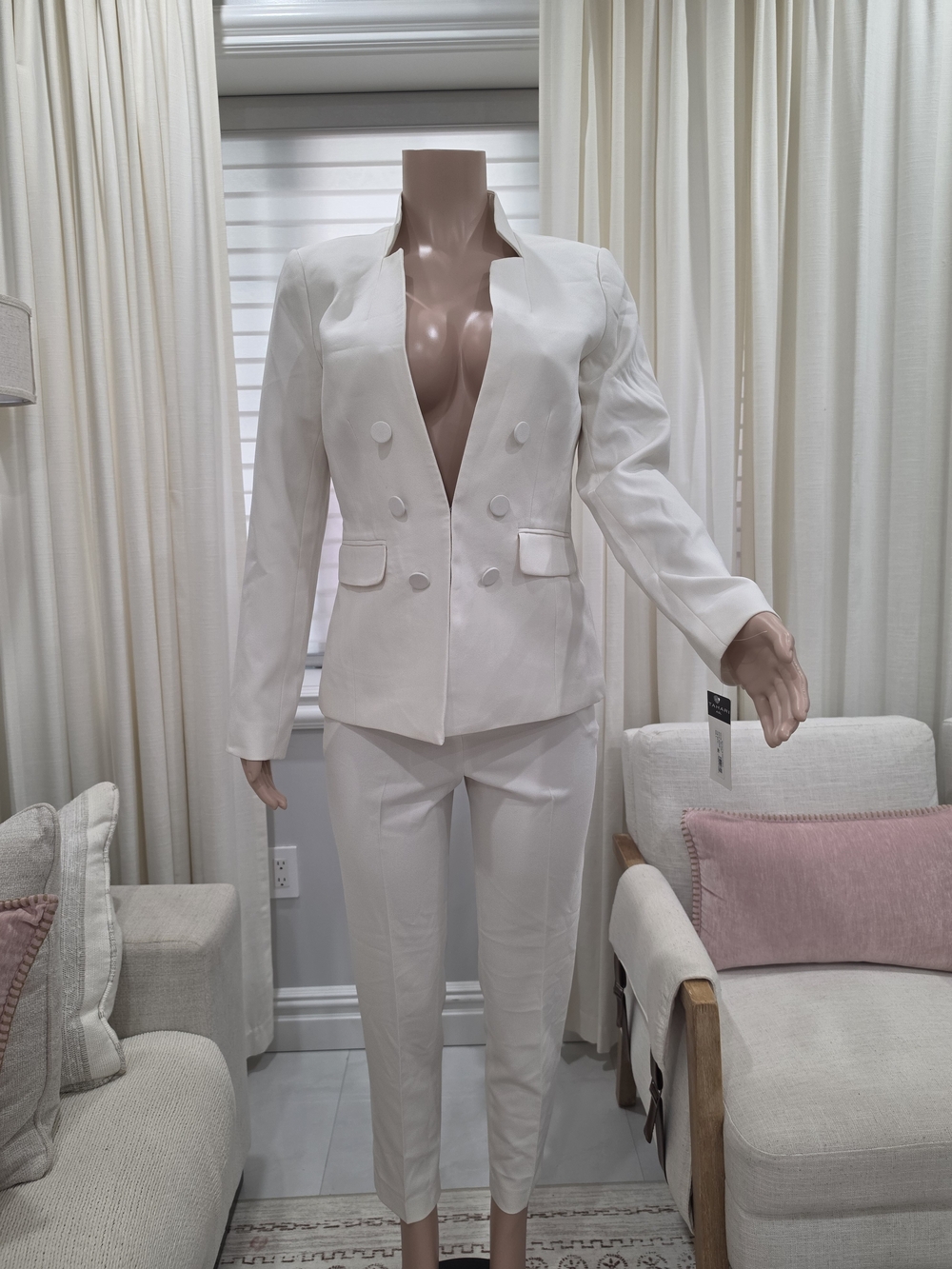 Beautiful Tahari ASL 2-piece tailored pantsuit in Ivory, size